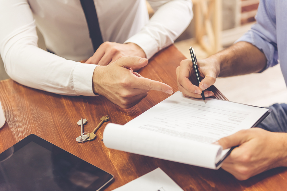 personne signant des papiers pour le syndic de gestion de copropriété à Bruxelles