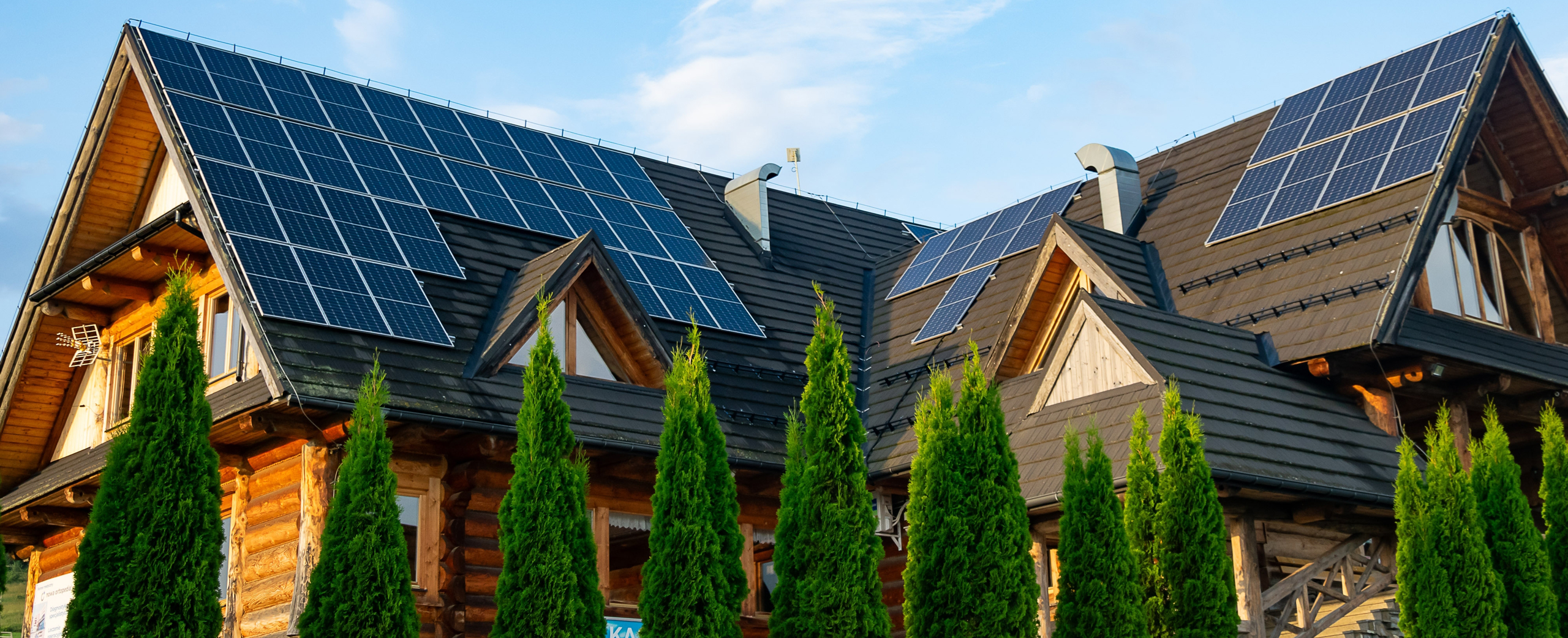 Image d'une maison avec de la verdure devant servant de Call-To-Action pour la page Vente en viager à Bruxelles