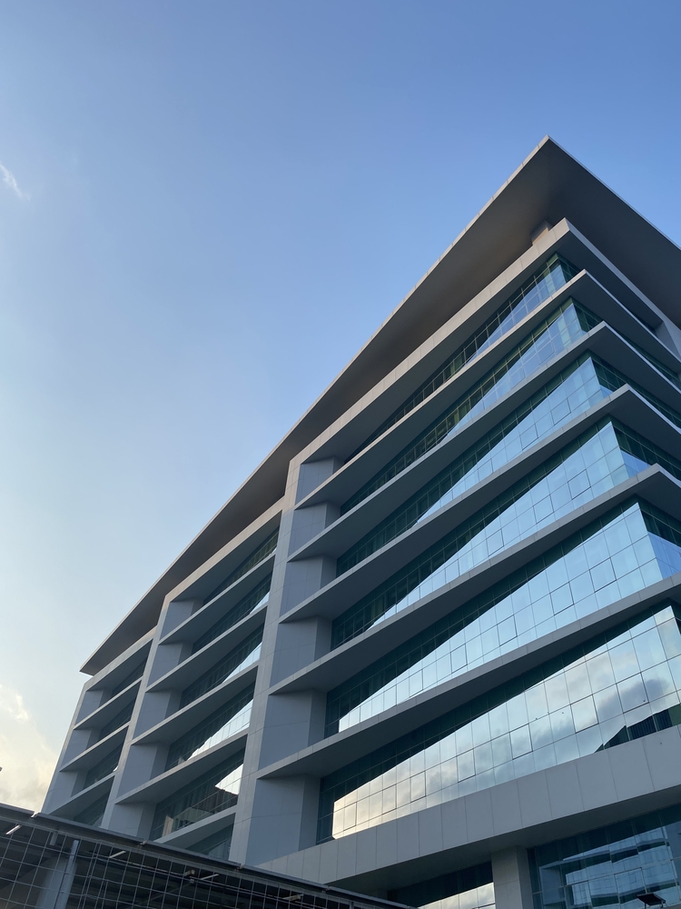 Building vitré apparaissant sur la page "Pourquoi choisir ADAL Immo ?"